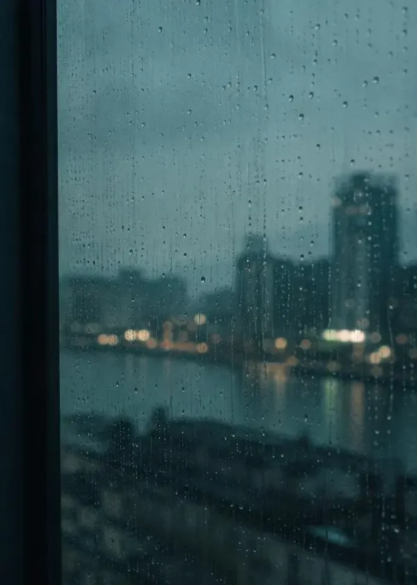《下雨天》短剧竖版封面